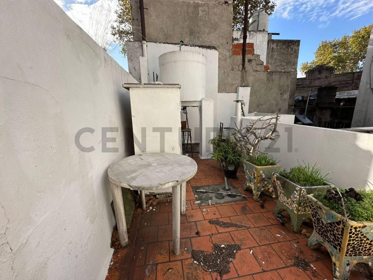 Venta Casa 6 Ambientes con Patio, Terraza, Garage a Reciclar - Villa Luro 2