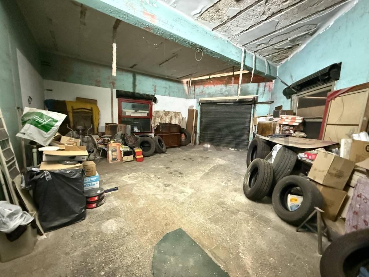 Venta Casa a Reciclar con Local Hurlingham 1
