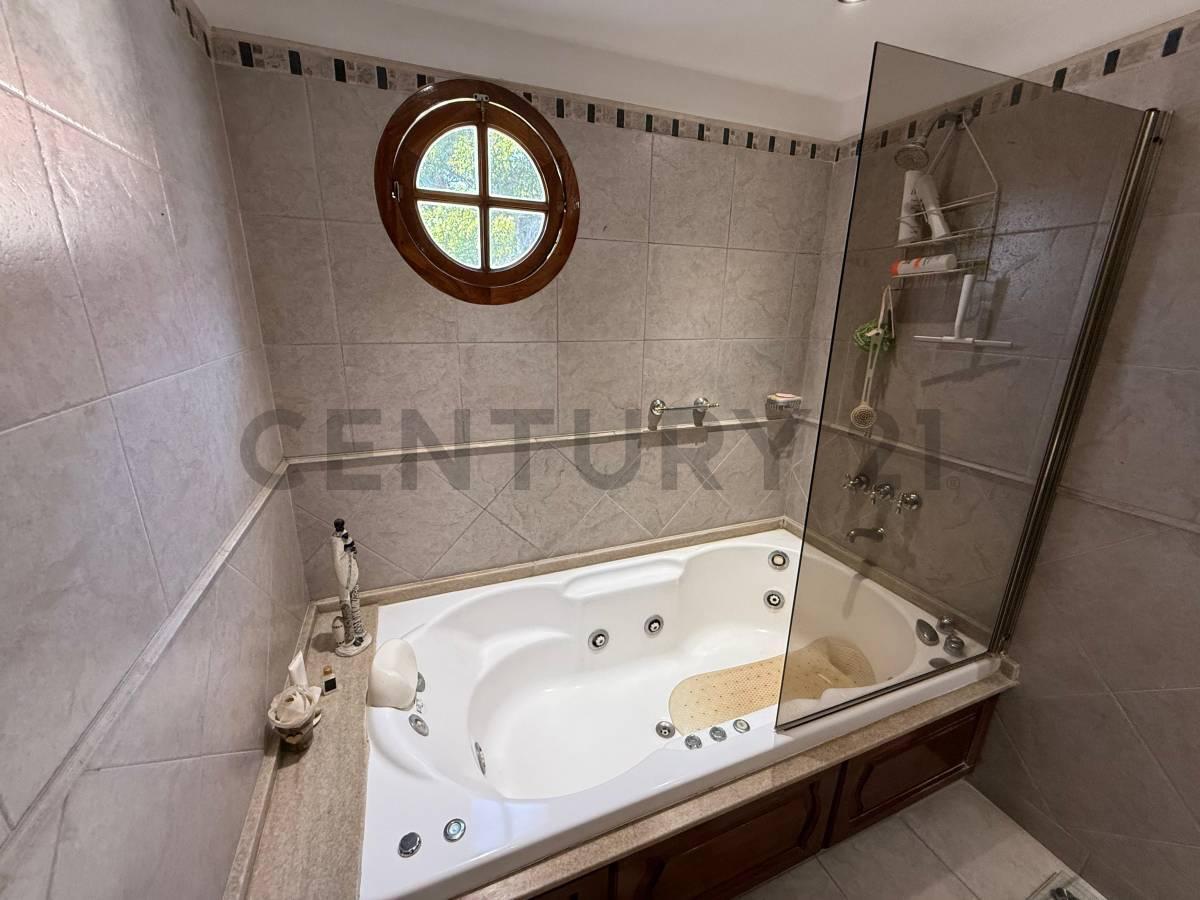 Venta Casa 6 Ambientes con Piscina Hurlingham Permuta 3
