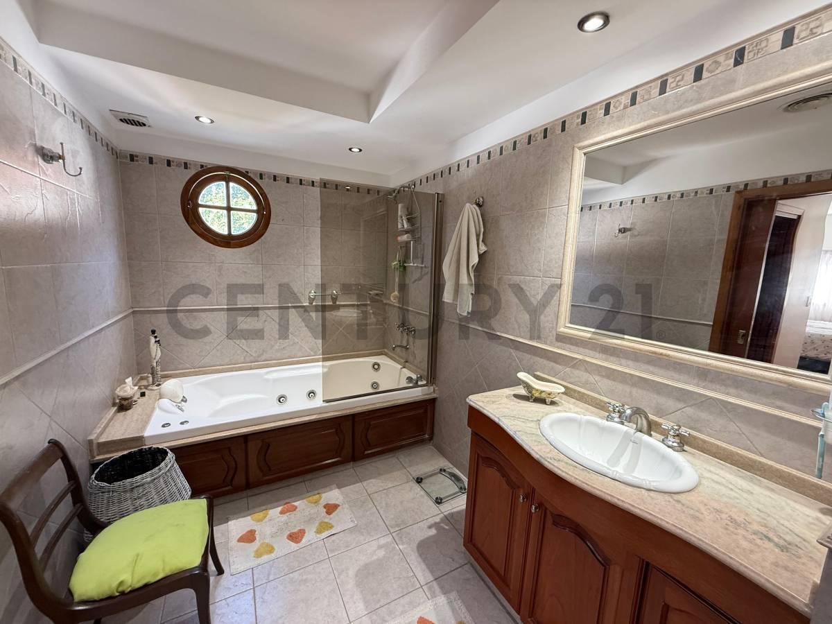 Venta Casa 6 Ambientes con Piscina Hurlingham Permuta 4