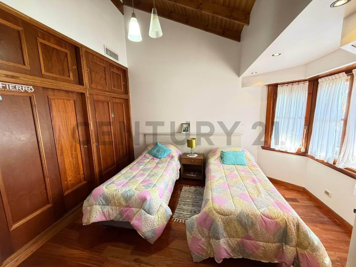 Venta Casa 6 Ambientes con Piscina Hurlingham Permuta 3