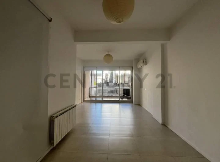 Monoambiente en alquiler con balcón y amenities - Puan 45 1