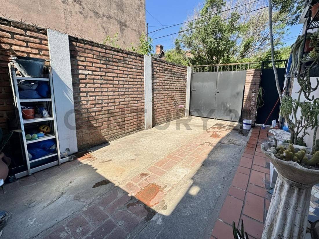 Foto de VENTA DE DUPLEX 4 AMB CON COCHERA EN MORON, imagen 5