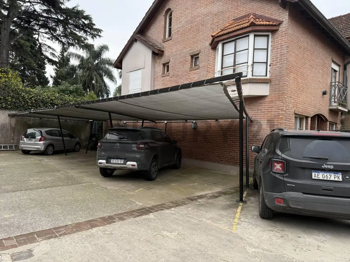 VENTA DE TRIPLEX DESOCUPADO-APTO CREDITO. En complejo cerrado con pileta y sum 3