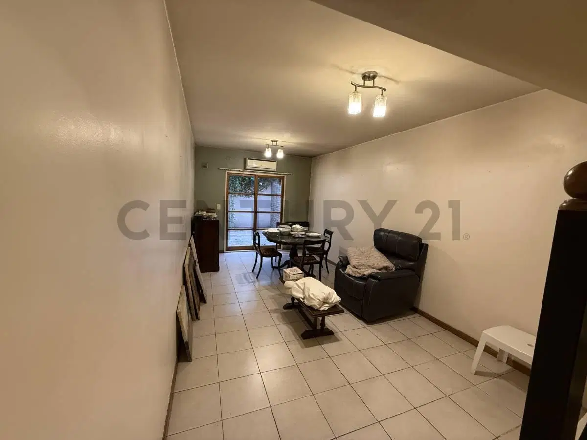 VENTA DE TRIPLEX DESOCUPADO-APTO CREDITO. En complejo cerrado con pileta y sum 4