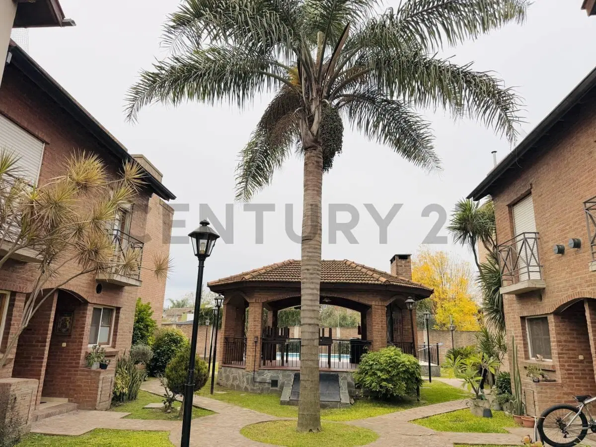 VENTA DE TRIPLEX DESOCUPADO-APTO CREDITO. En complejo cerrado con pileta y sum 2
