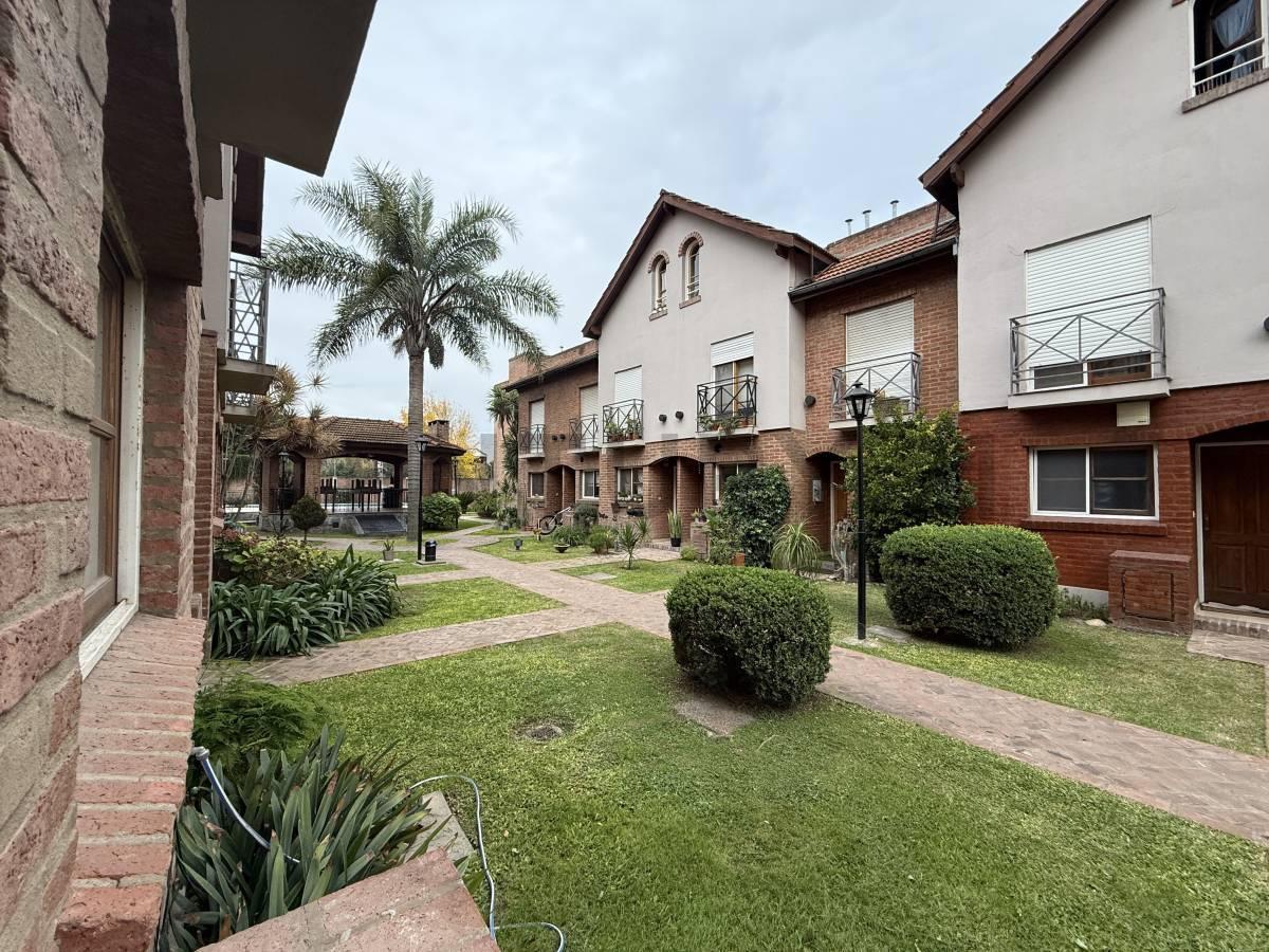 VENTA DE TRIPLEX DESOCUPADO-APTO CREDITO. En complejo cerrado con pileta y sum