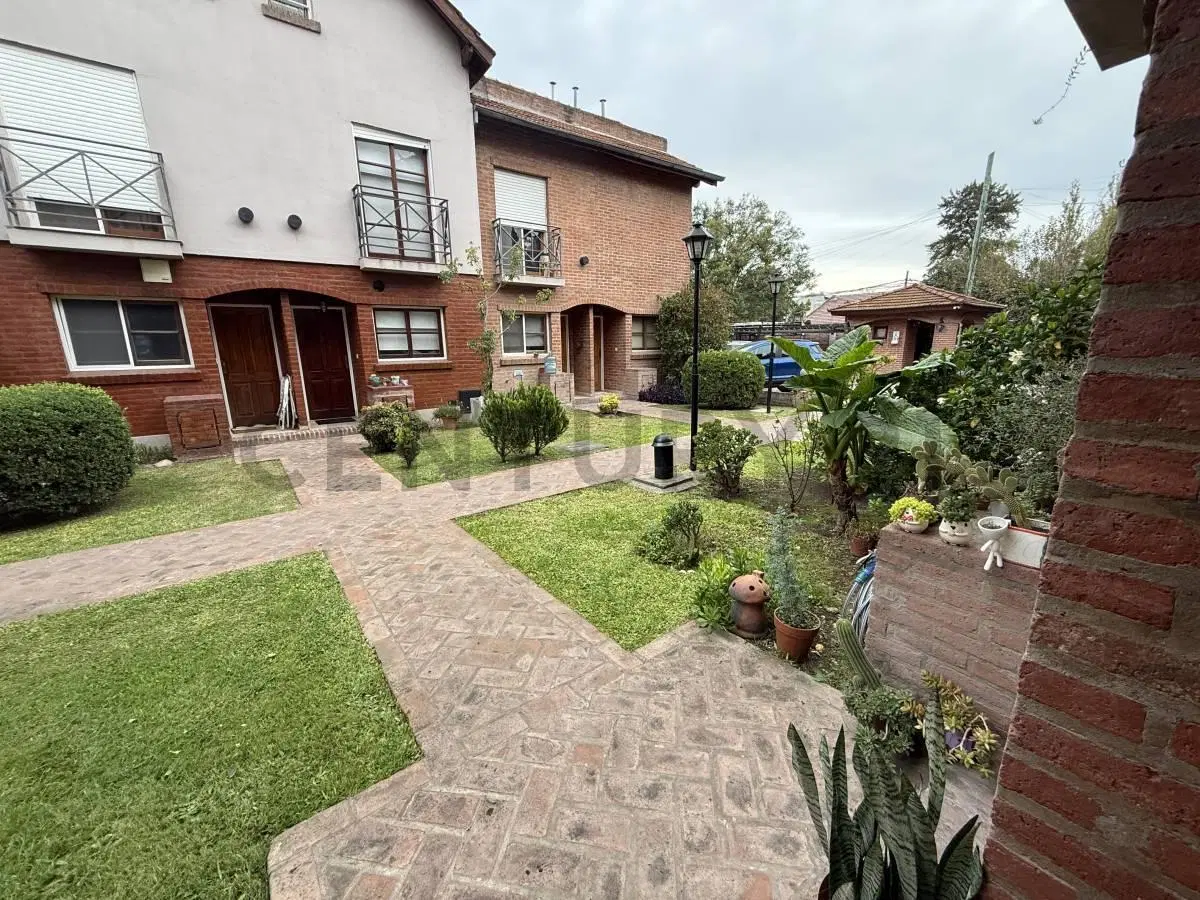 VENTA DE TRIPLEX DESOCUPADO-APTO CREDITO. En complejo cerrado con pileta y sum 5