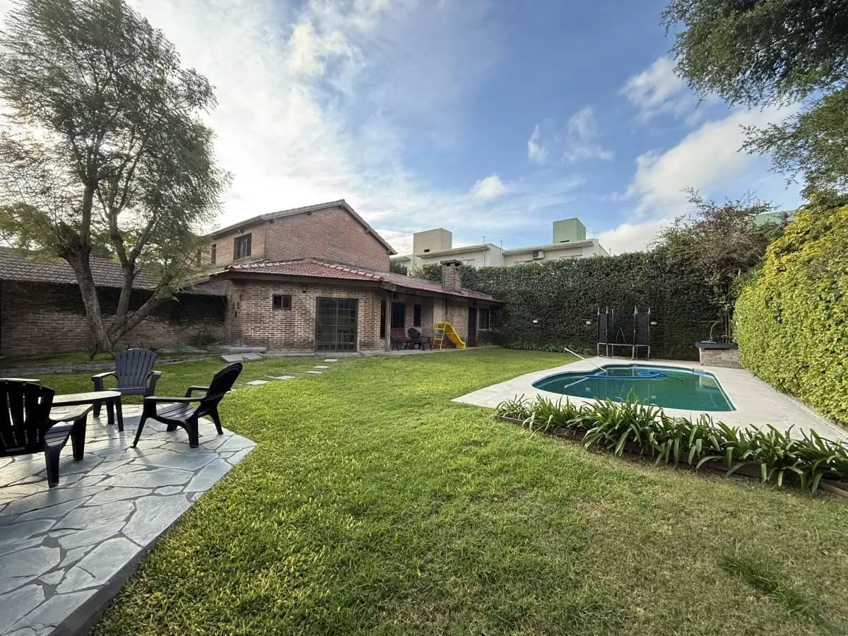 Venta casa Bella Vista 4 amb Apto Credito distribuida en una planta 3