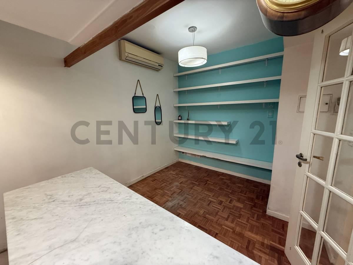 EN VENTA Departamento 3 ambientes con balcon corrido en Recoleta