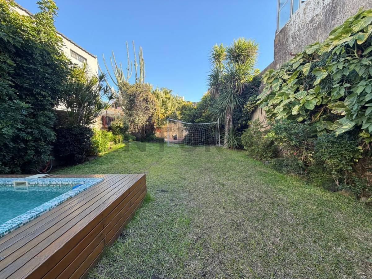 Foto de VENTA CASA 6 AMBIENTES CON COCHERA Y PARQUE CON PILETA EN FLORESTA, imagen 1