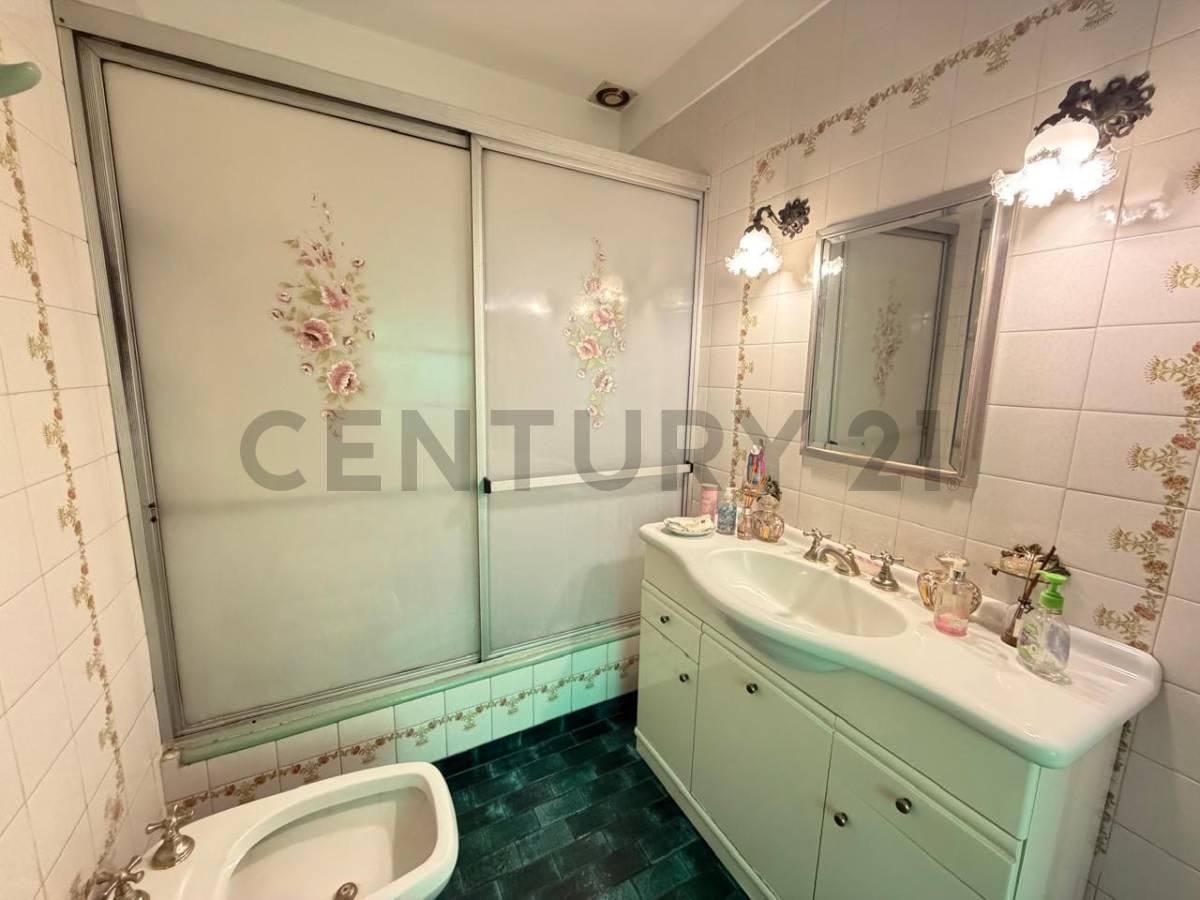 Foto de VENTA CASA 6 AMBIENTES CON COCHERA Y PARQUE CON PILETA EN FLORESTA, imagen 5