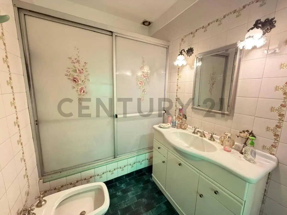VENTA CASA 6 AMBIENTES CON COCHERA Y PARQUE CON PILETA EN FLORESTA 5