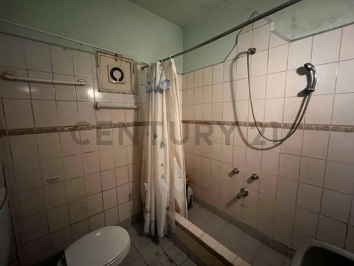 VENTA CASA MULTIFAMILIAR EN LOTE PROPIO CON GALPÓN - A RECICLAR 5