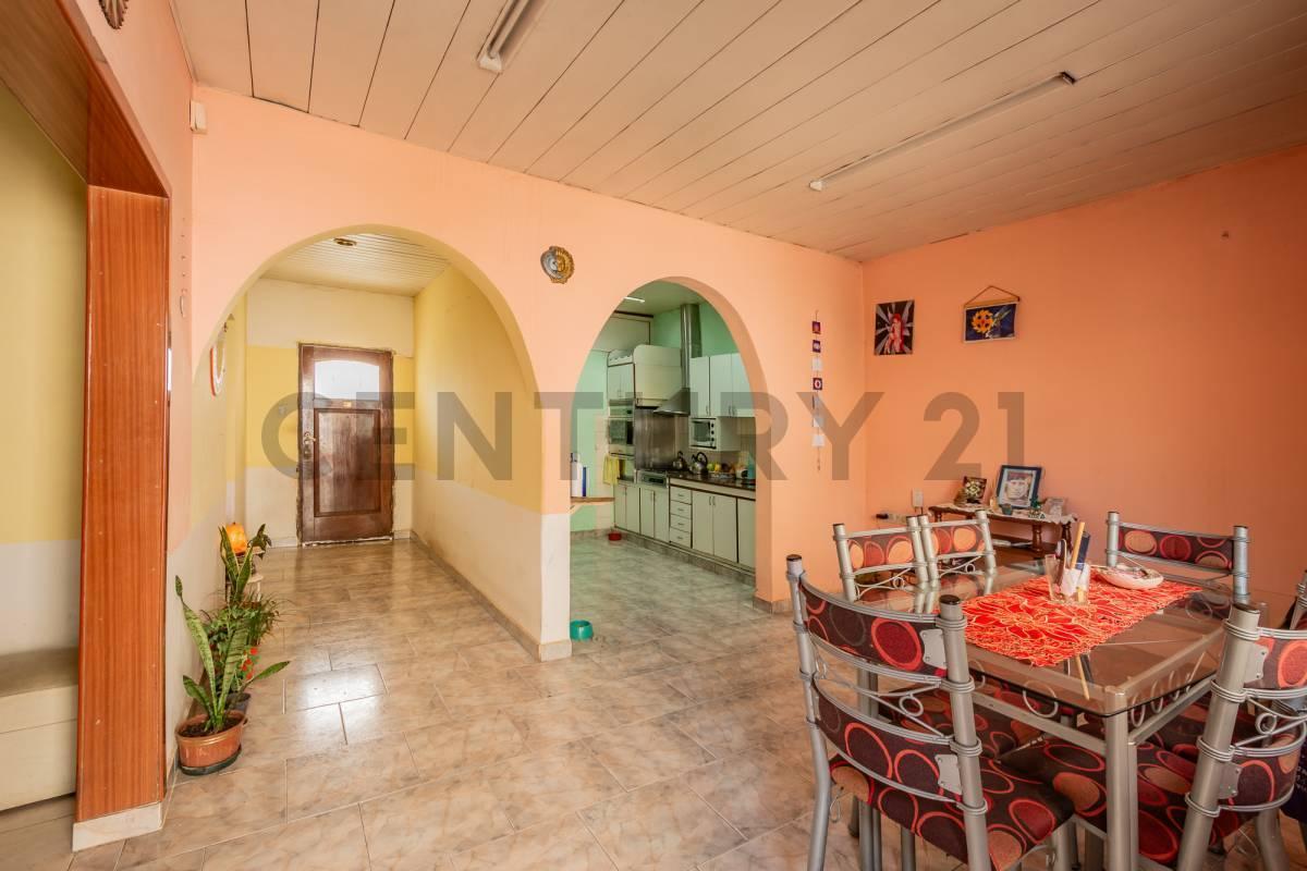 Foto de CASA EN VENTA EN WILDE | LOTE PROPIO, JARDÍN, COCHERA Y TERRAZA | USD, imagen 2