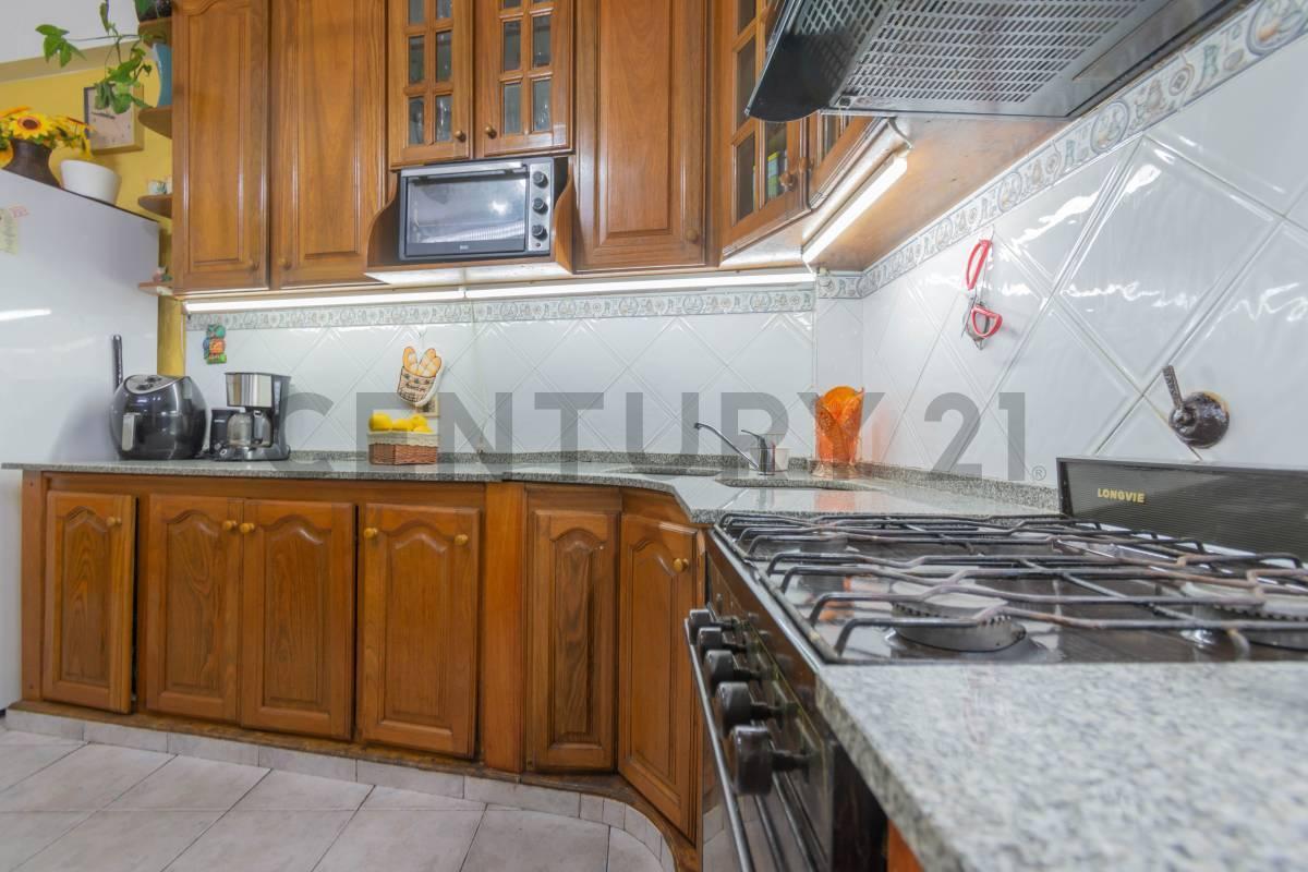 Foto de VENTA CASA 6 AMBIENTES 4 DORMITORIOS + COCHERA + QUINCHO + TERRAZA | LA, imagen 5