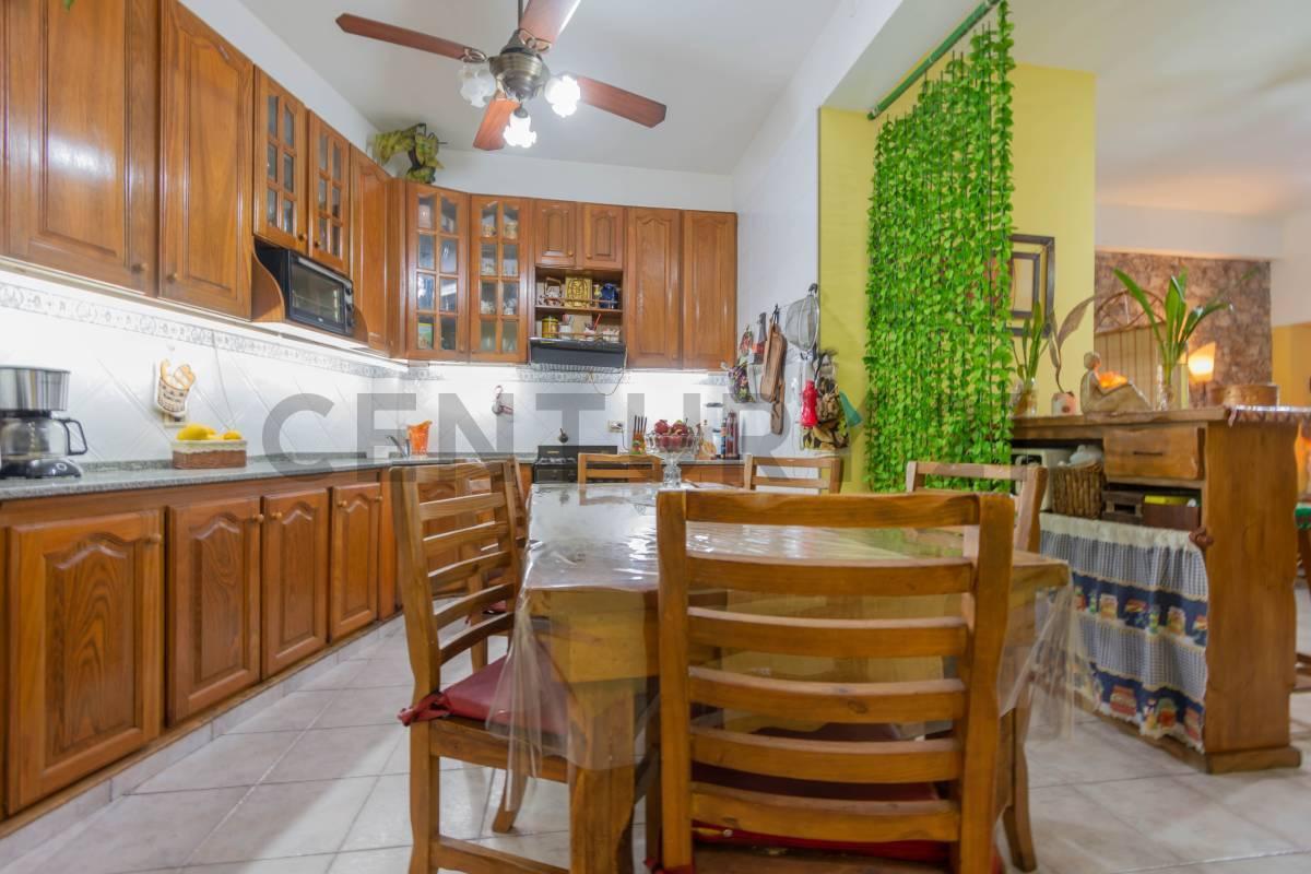Foto de VENTA CASA 6 AMBIENTES 4 DORMITORIOS + COCHERA + QUINCHO + TERRAZA | LA, imagen 1