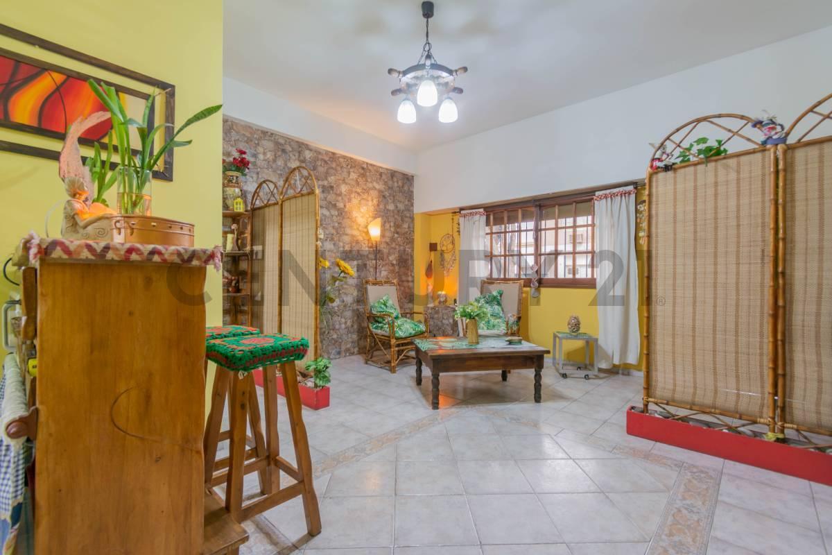 Foto de VENTA CASA 6 AMBIENTES 4 DORMITORIOS + COCHERA + QUINCHO + TERRAZA | LA, imagen 2