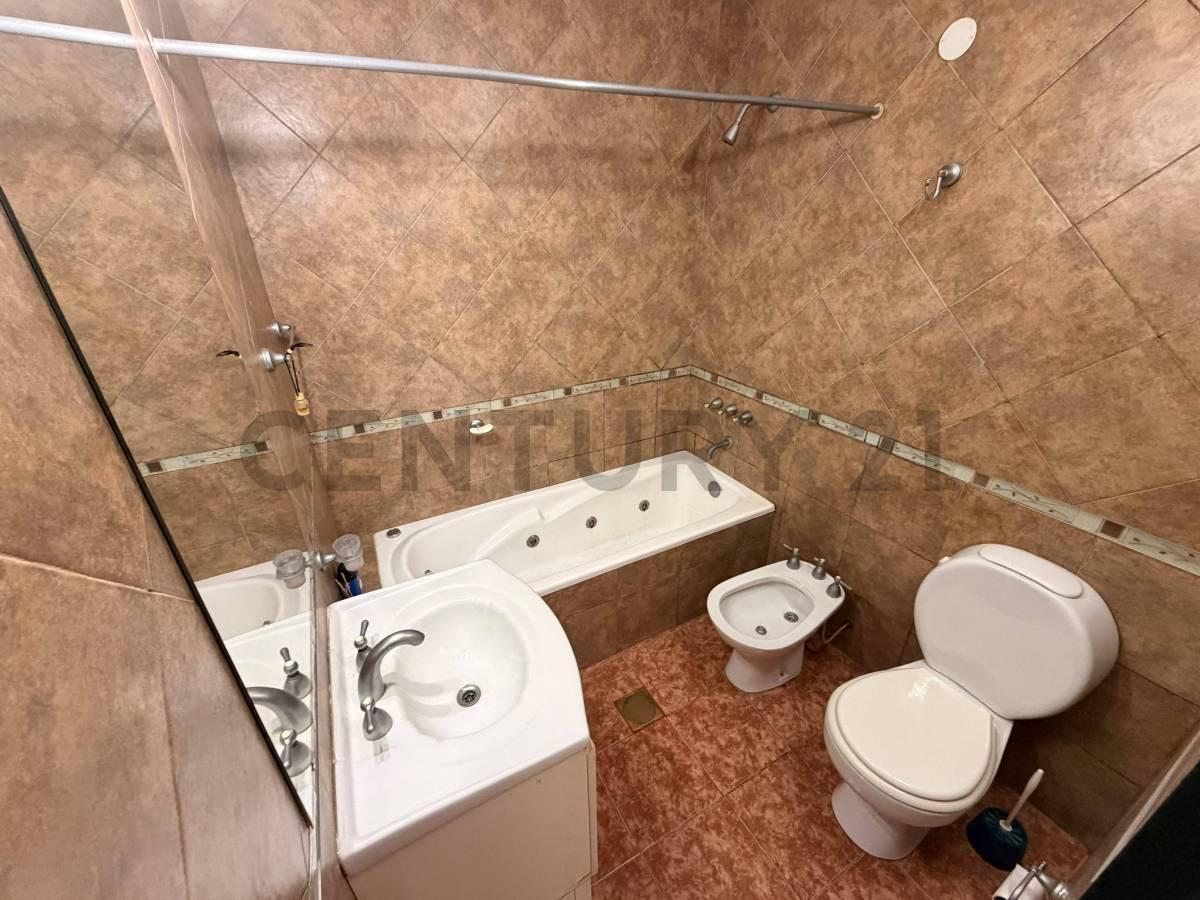 Foto de VENTA CASA 3 AMBIENTES CON COCHERA Y JARDIN, imagen 3