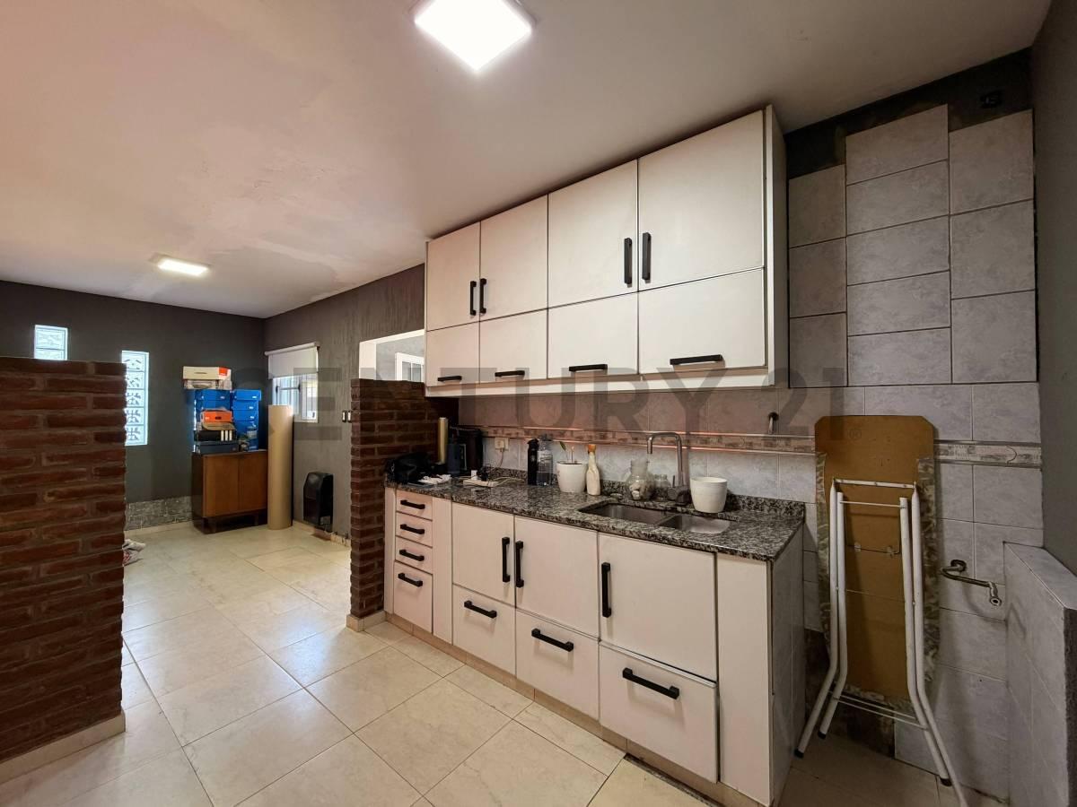 Foto de VENTA CASA 3 AMBIENTES CON COCHERA Y JARDIN, imagen 2