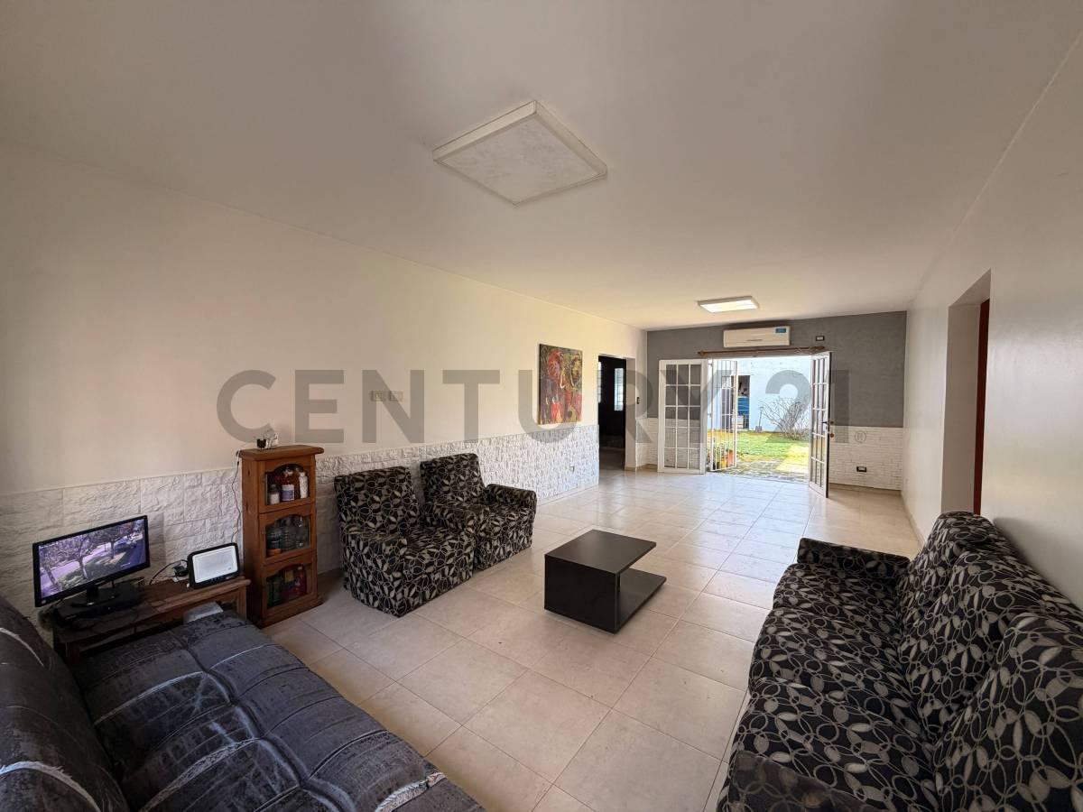 Foto de VENTA CASA 3 AMBIENTES CON COCHERA Y JARDIN, imagen 1