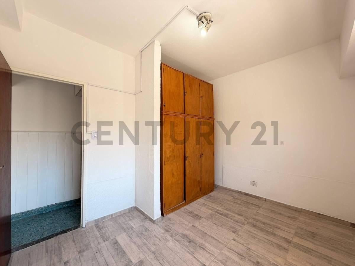 Foto de VENTA DEPARTAMENTO VILLA REAL CON PATIO Y BALCON, imagen 3