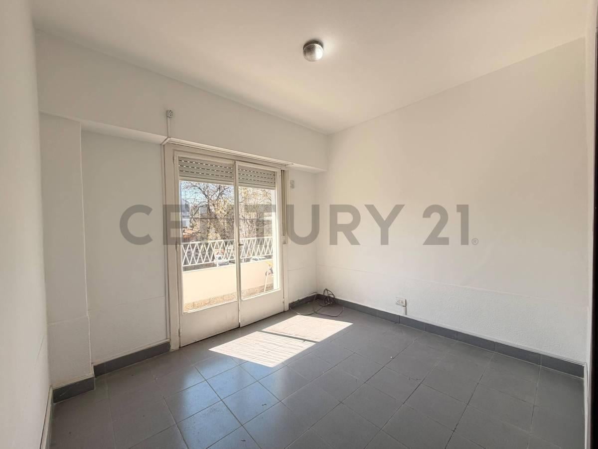 Foto de VENTA DEPARTAMENTO VILLA REAL CON PATIO Y BALCON, imagen 1