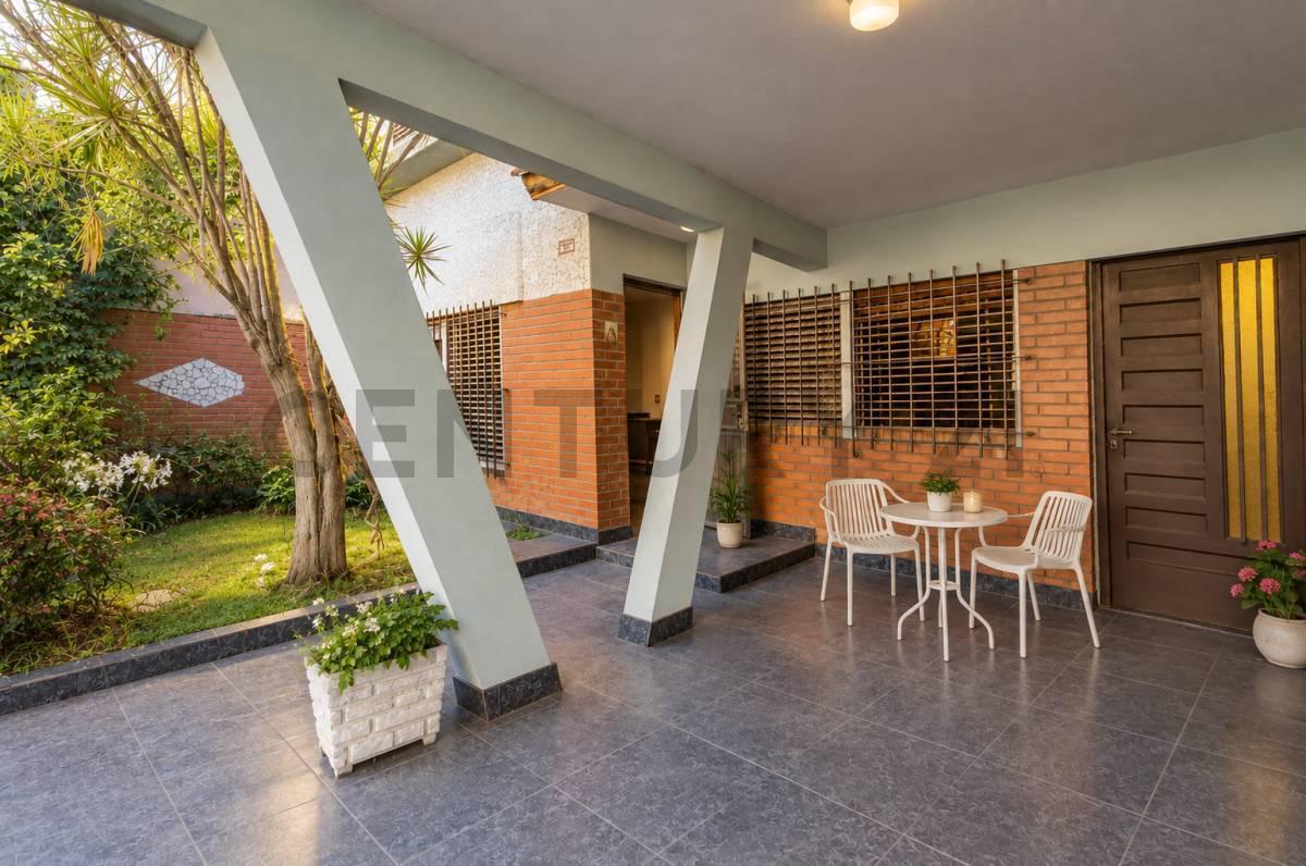 Foto de CASA EN VENTA EN SARANDÍ | LOTE PROPIO, COCHERA, PATIO, TERRAZAS Y, imagen 1