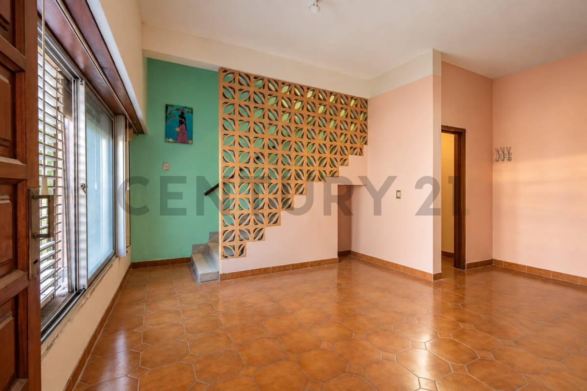 Foto de CASA EN VENTA EN SARANDÍ | LOTE PROPIO, COCHERA, PATIO, TERRAZAS Y, imagen 2
