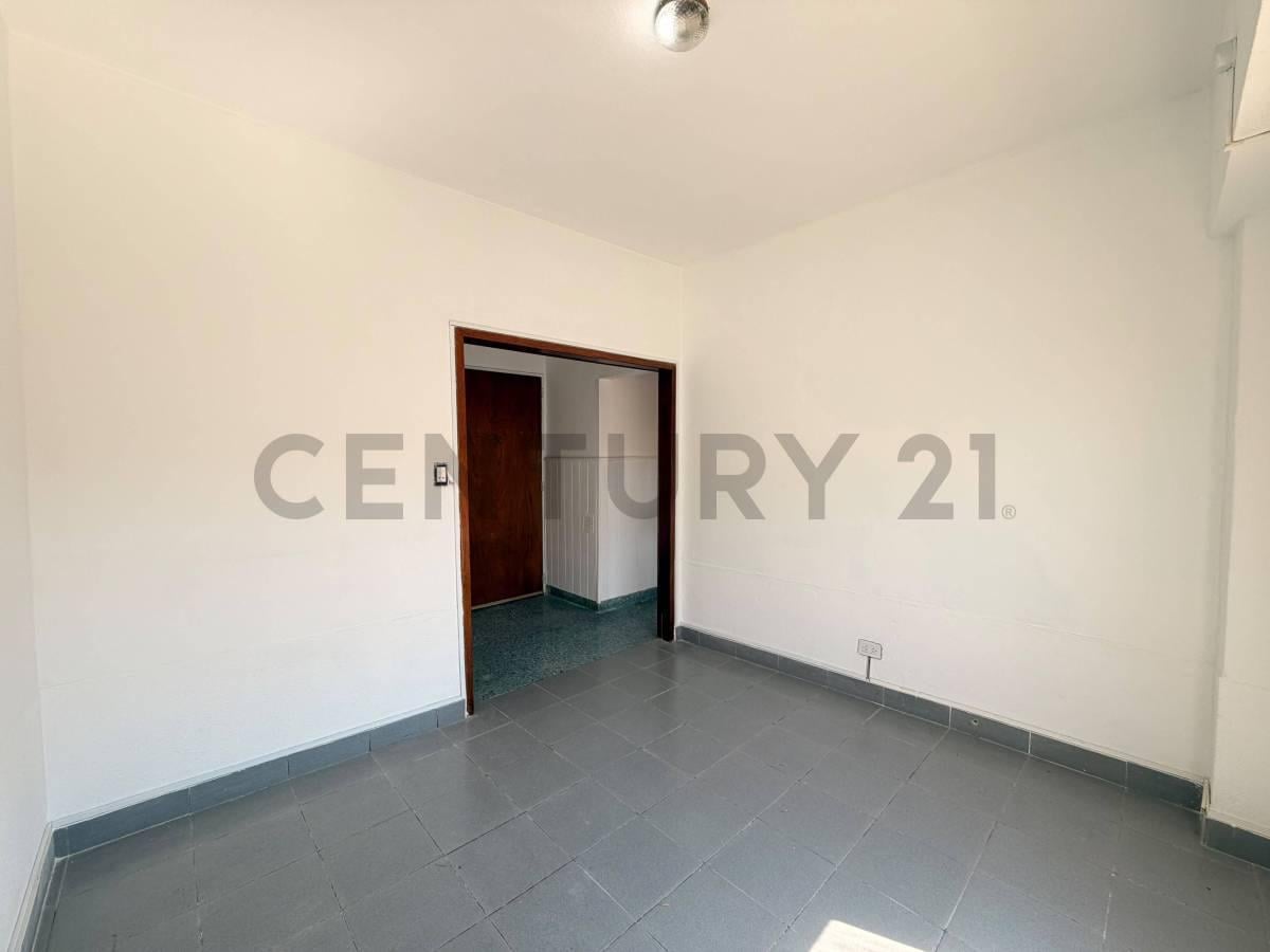 Foto de VENTA DEPARTAMENTO VILLA REAL CON PATIO Y BALCON, imagen 5