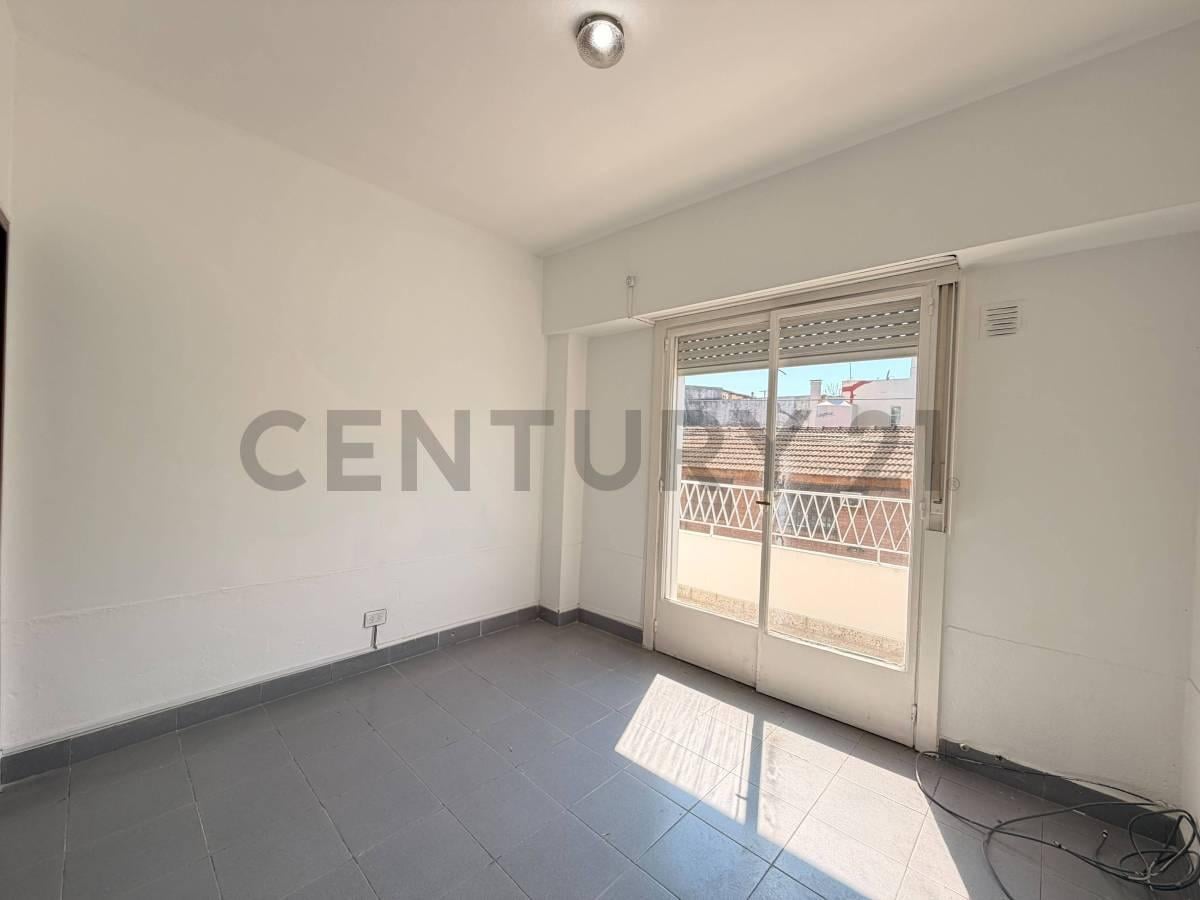 Foto de VENTA DEPARTAMENTO VILLA REAL CON PATIO Y BALCON, imagen 1