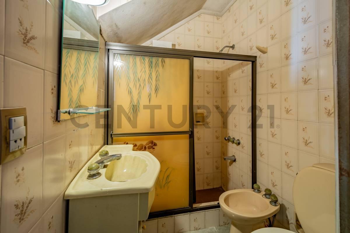 Foto de CASA EN VENTA EN SARANDÍ | LOTE PROPIO, COCHERA, PATIO, TERRAZAS Y, imagen 3