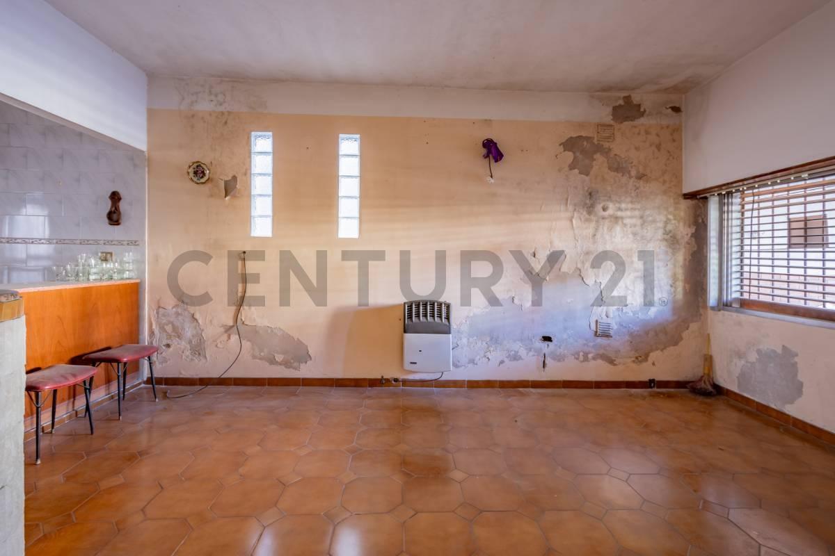 Foto de CASA EN VENTA EN SARANDÍ | LOTE PROPIO, COCHERA, PATIO, TERRAZAS Y, imagen 4