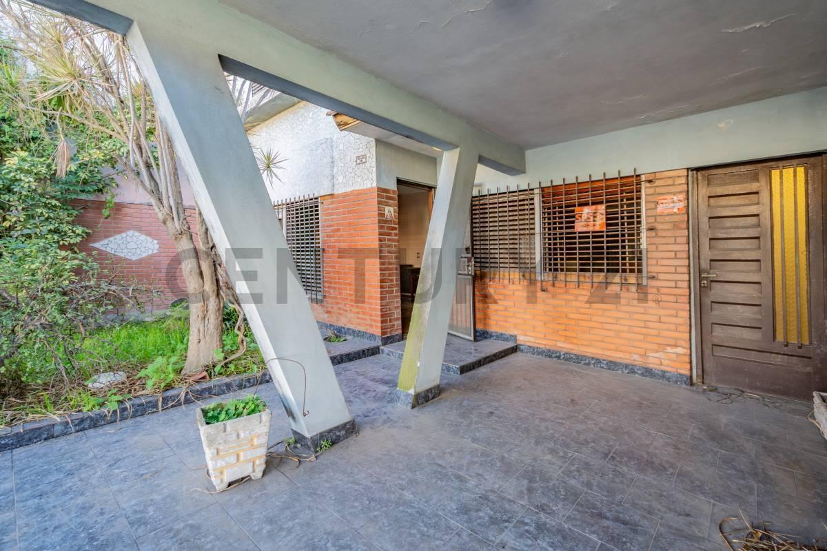 Foto de CASA EN VENTA EN SARANDÍ | LOTE PROPIO, COCHERA, PATIO, TERRAZAS Y, imagen 1