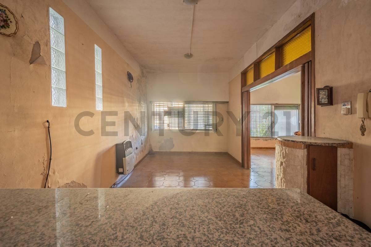 Foto de CASA EN VENTA EN SARANDÍ | LOTE PROPIO, COCHERA, PATIO, TERRAZAS Y, imagen 5