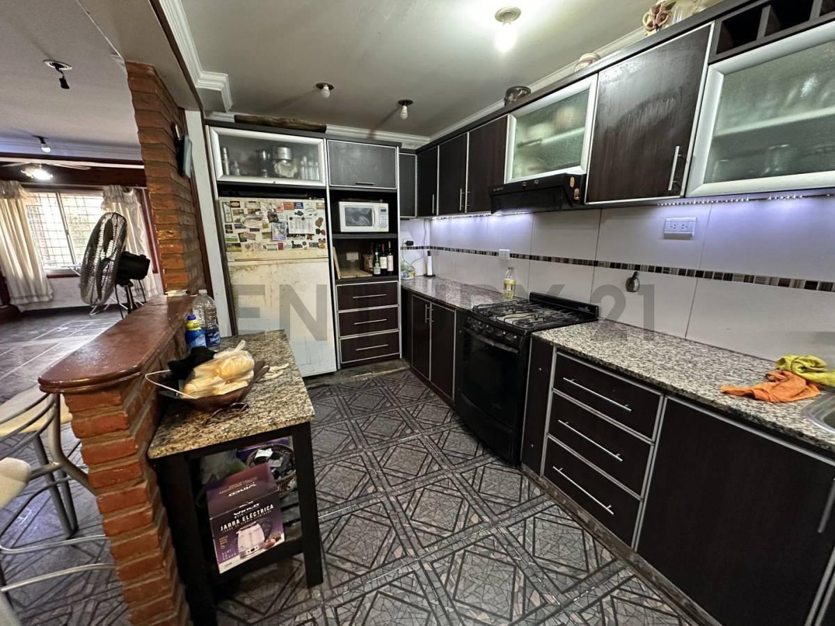 Foto de Venta casa en Berazategui con jardín, piscina y garage, imagen 4