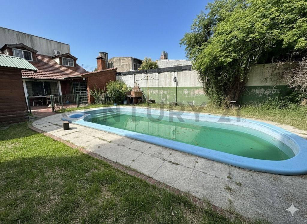 Foto de Venta casa en Berazategui con jardín, piscina y garage, imagen 2