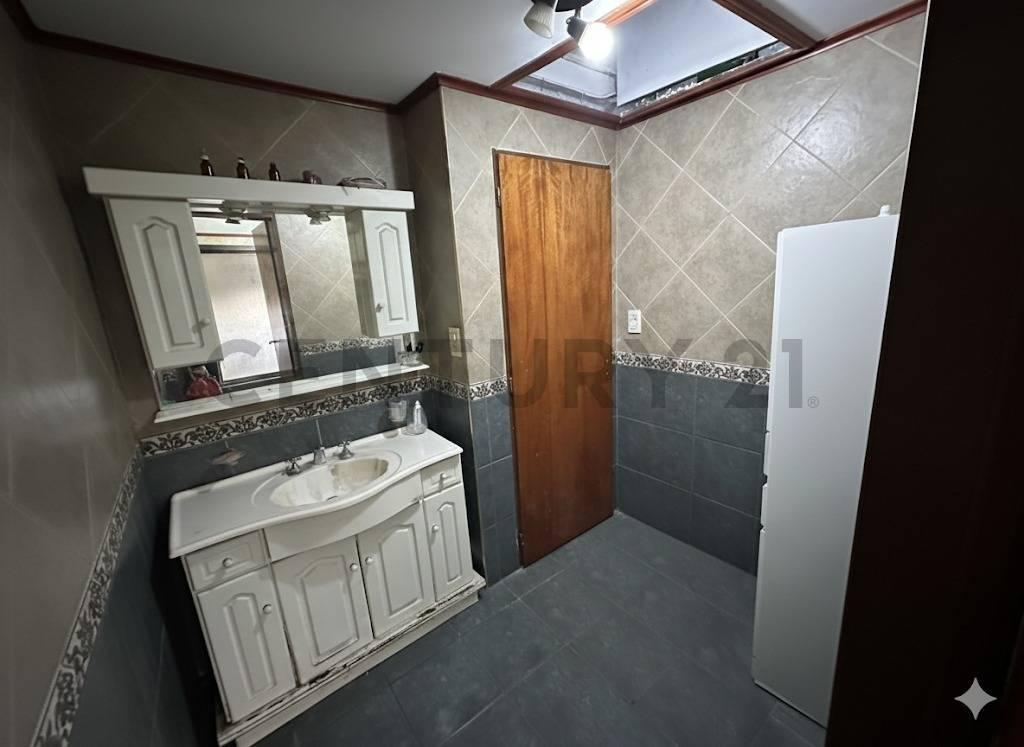Foto de Venta casa en Berazategui con jardín, piscina y garage, imagen 3