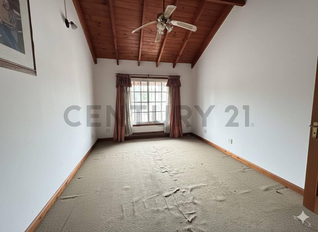 Foto de Venta casa en Berazategui con jardín, piscina y garage, imagen 1