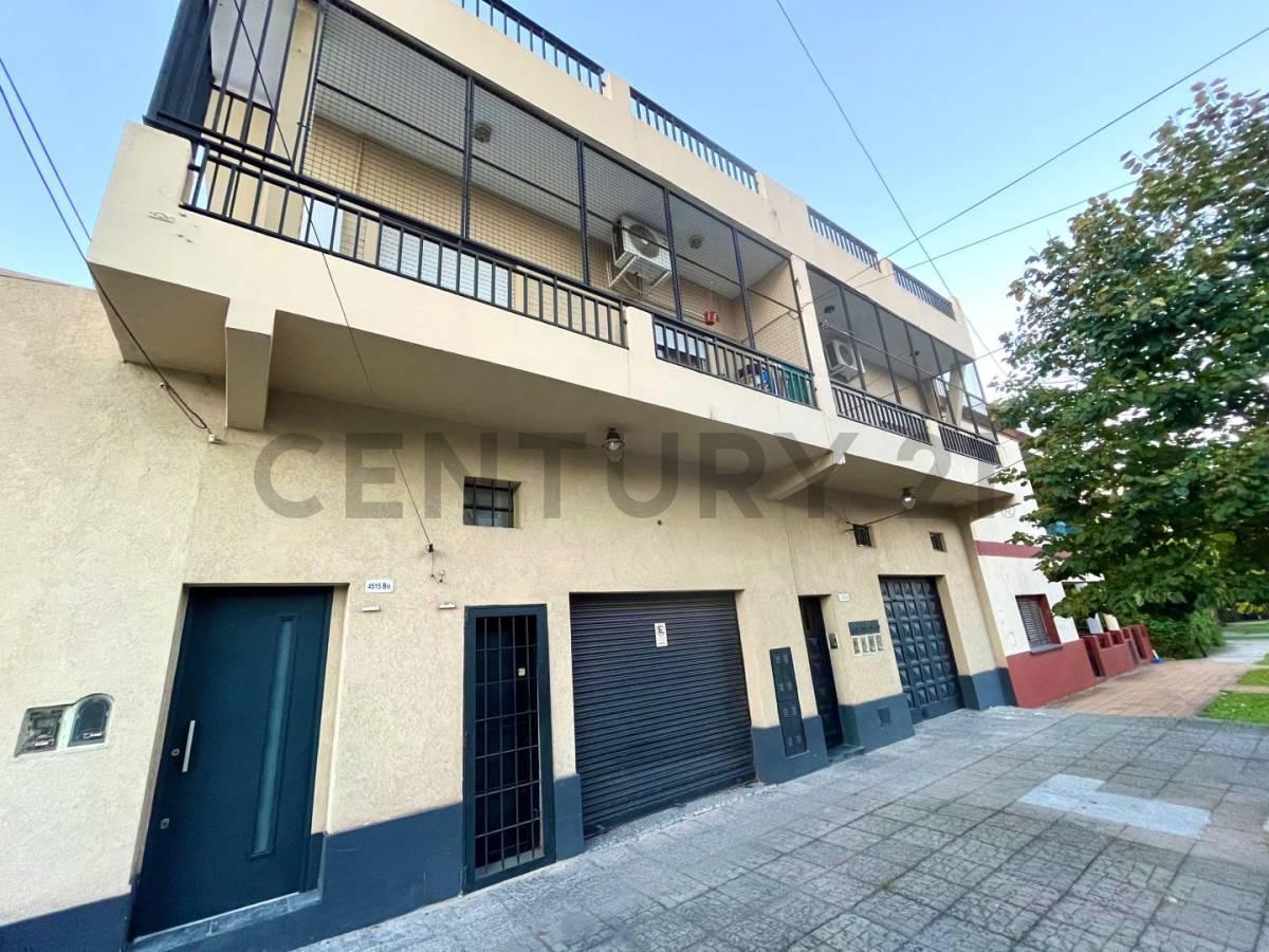 Foto de VENTA EN BLOQUE / 2 DEPARTAMENTOS 3 AMB + 2 GALPONES - CASEROS, imagen 1