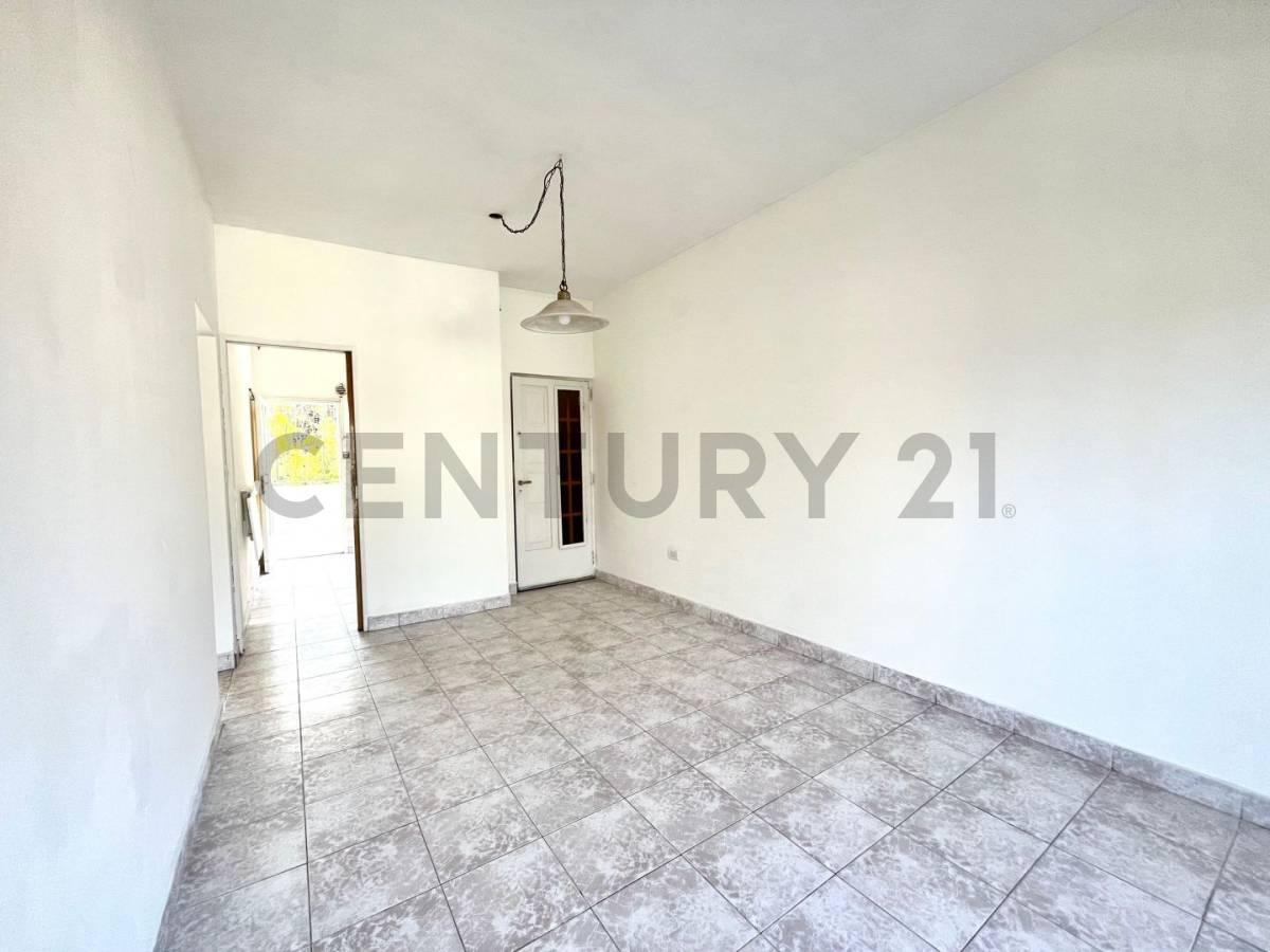 Foto de VENTA EN BLOQUE / 2 DEPARTAMENTOS 3 AMB + 2 GALPONES - CASEROS, imagen 5