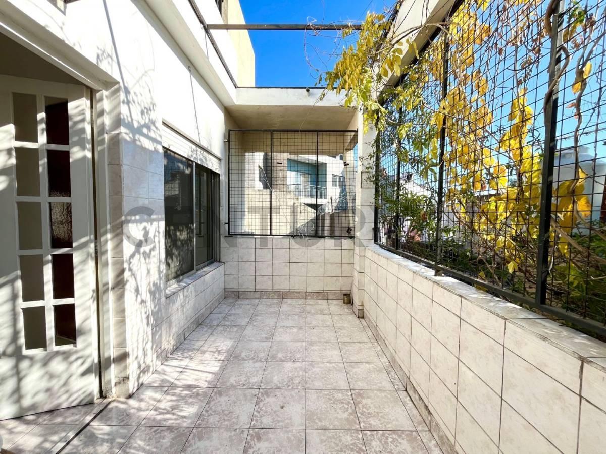Foto de VENTA EN BLOQUE / 2 DEPARTAMENTOS 3 AMB + 2 GALPONES - CASEROS, imagen 2