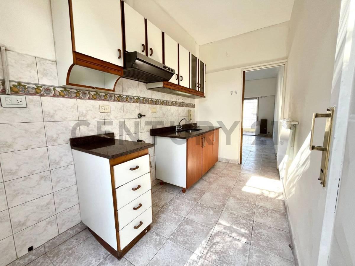 Foto de VENTA EN BLOQUE / 2 DEPARTAMENTOS 3 AMB + 2 GALPONES - CASEROS, imagen 3