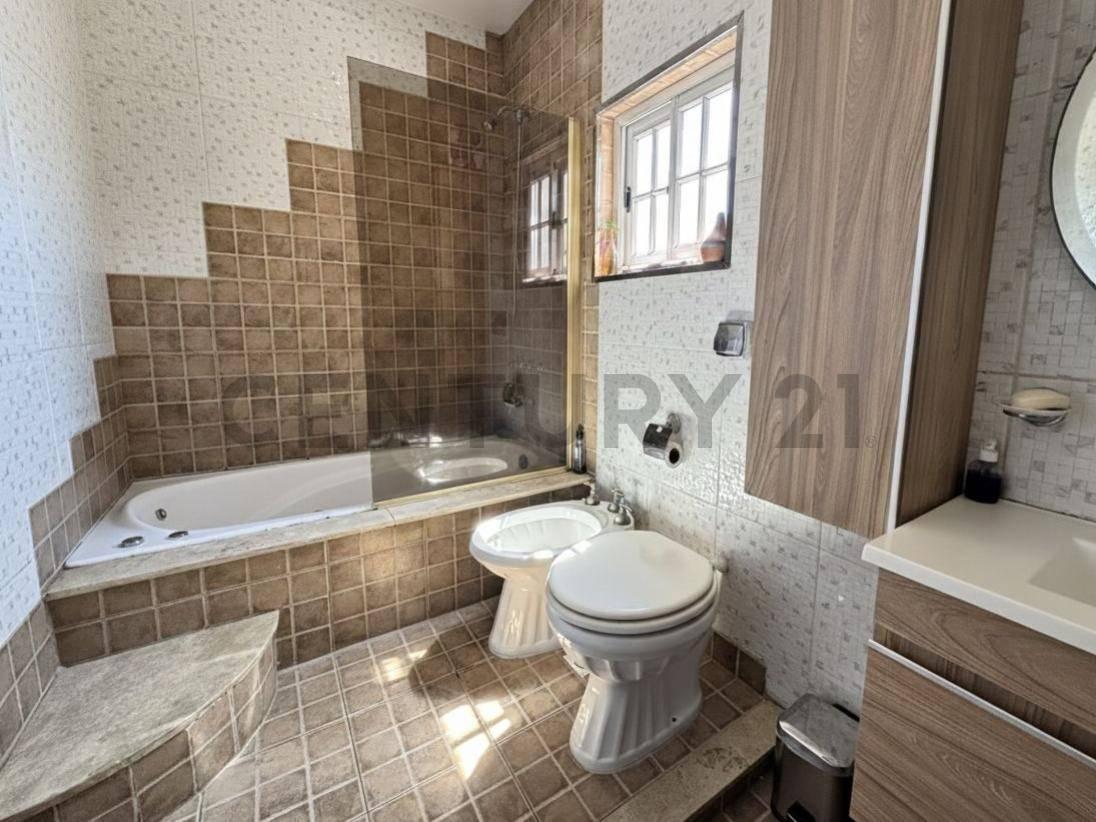 Foto de VENTA DE DUPLEX 4 AMB CON COCHERA EN MORON, imagen 2