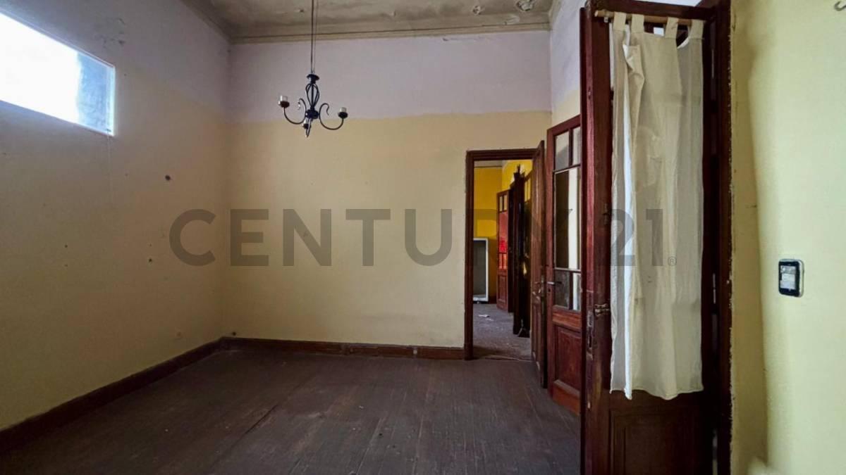 Foto de VENTA CASA 5 AMBIENTES + LOCAL + GALPÓN A RECICLAR EN BARRACAS, imagen 4