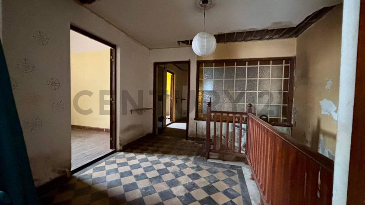 Foto de VENTA CASA 5 AMBIENTES + LOCAL + GALPÓN A RECICLAR EN BARRACAS, imagen 1