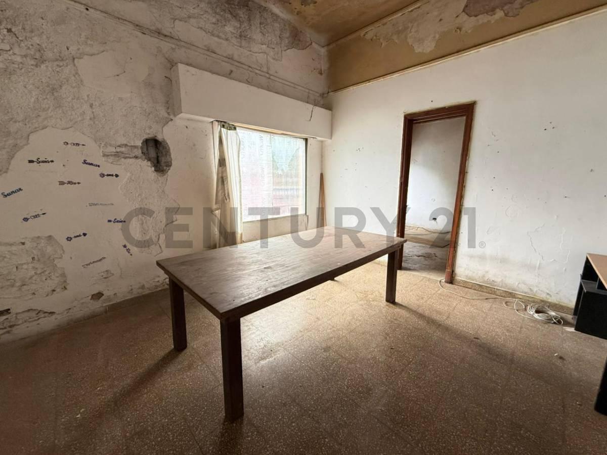 Foto de VENTA CASA 5 AMBIENTES + LOCAL + GALPÓN A RECICLAR EN BARRACAS, imagen 3