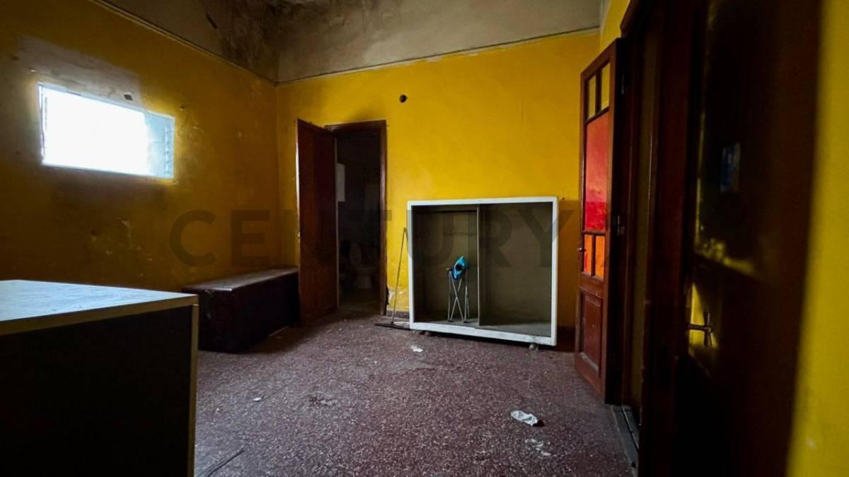 Foto de VENTA CASA 5 AMBIENTES + LOCAL + GALPÓN A RECICLAR EN BARRACAS, imagen 5