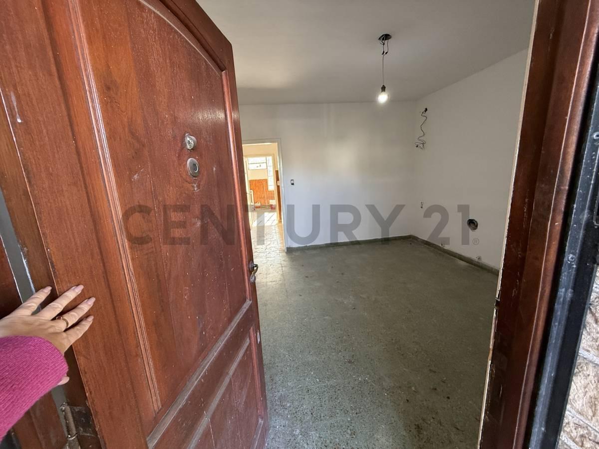 Foto de VENTA Casa 3 Amb. con Patio, Cochera , QUINCHO y Terraza – Zona, imagen 4