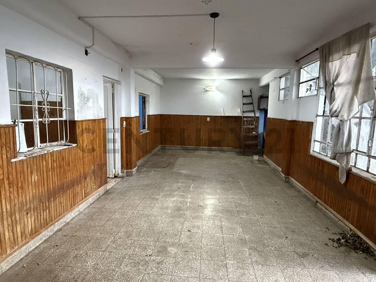 Foto de VENTA Casa 3 Amb. con Patio, Cochera , QUINCHO y Terraza – Zona, imagen 2